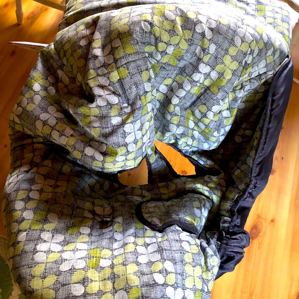 Baby’s padded shopping cart cover